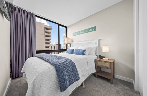 Waikiki Hotel | Renovated - Diamond Head and Ocean Views - FREE Parking - 1 Block to Beach