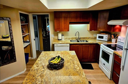 Kihei Condo | Resort Condo-Full Kitchen, King +Queen bed, AC, Laundry-Walk to Beach and Shops