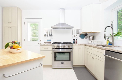 Bolingbrook House | Riverfront Luxury w/Fire Pit & Chef's Kitchen