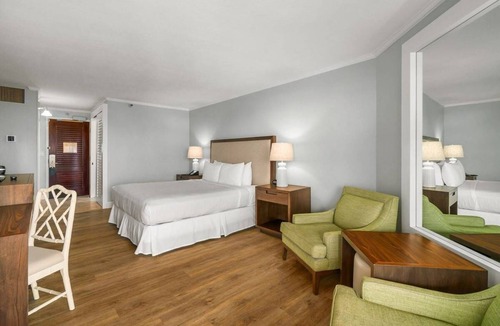Hanamaulu Resort | Romantic Pool Oceanview Room King Bed at Beachfront 4 Star Resort