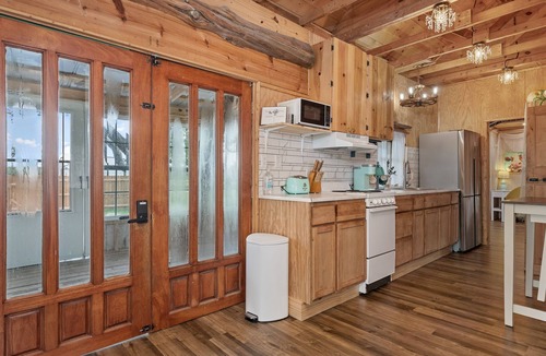 Aransas Pass Cabin | Rustic cabin oasis on 1 acre with a fishing pond