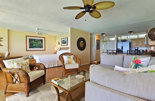 Diamond Head - Kapahulu - St. Louis Apartment | Sans Souci 204—🗺 2nd Floor Beachfront 1 Bedroom Apt+Parking! -Monthly Rental-