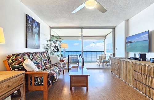 Diamond Head - Kapahulu - St. Louis Apartment | Sans Souci 303 ☘ Beachfront Studio Condo —Monthly Rental