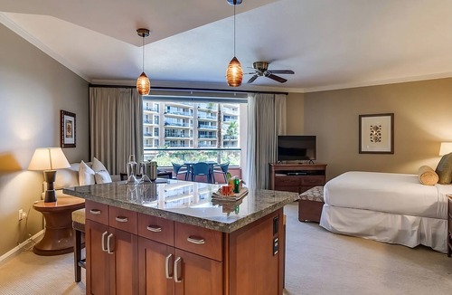 Honokowai Hotel | Seaside Luxury: Premier units w/Breathtaking Views and Kitchen. Onsite Pool!