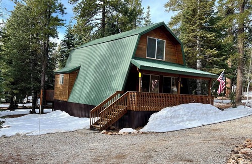Meadow View Heights Cabin | Serene Cabin Retreat Near National Parks & Outdoor Recreational Destinations