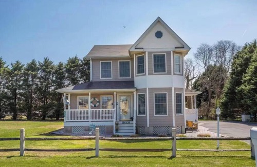 Cedar Neck House | Spacious Home Close to the Beach and Bay - 5 bedroom w/Separate In-Law Suite!