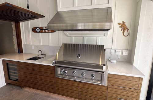 Kailua House | STEPS TO BEACH, PRIVATE STREET, AC, HEATED POOL, CONTACT HOST FOR DESIRED DATES