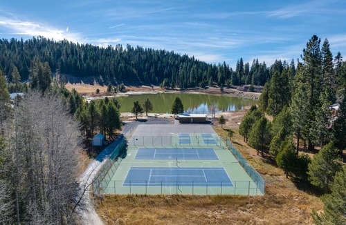Pinecrest House | Strawberry Townhouse: Walk to Leland Snowplay!