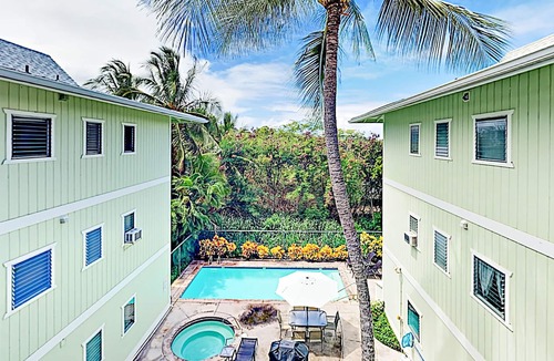 Kahaluu Bay Apartment | Stylish ocean-view apartment with pool & spa - walk to Kahalu’u Beach Park