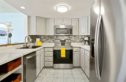 Kahaluu-Keauhou Condo | Summer Deal Beachfront 2BR Kona Condo Across from Magic Sands Beach