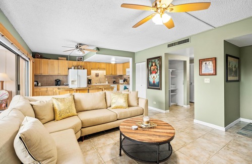 Historic Kailua Village Condo | Summer Deal Downtown Kailua-Kona Condo with Lanai and Beach Access