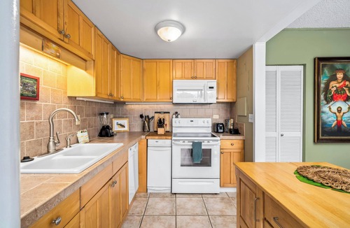Historic Kailua Village Condo | Summer Deal Downtown Kailua-Kona Condo with Lanai and Beach Access