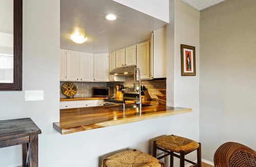 Kahaluu-Keauhou Condo | Summer Deal Kona 2BR Condo Across from Magic Sands Beach with Lanai