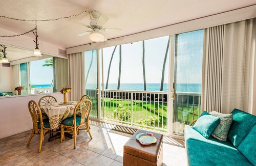 Kahaluu Bay Condo | Summer Deal Oceanfront Alii Drive Studio with Pool and Ocean Views