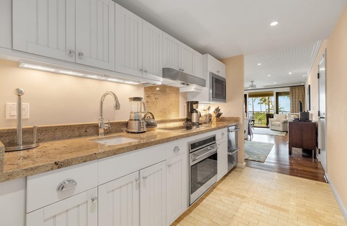 Kahuku Apartment | SUMMER REDUCED! Villa 305, King bed, Penthouse Ocean View Turtle Bay