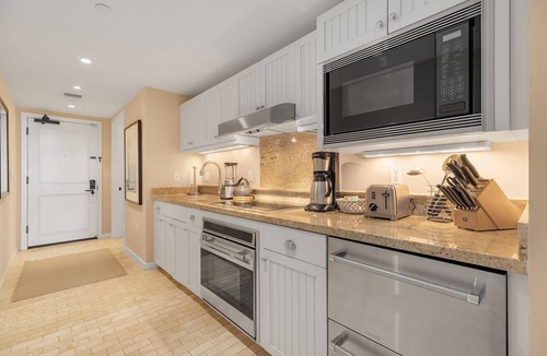 Kahuku Apartment | SUMMER REDUCED! Villa 305, King bed, Penthouse Ocean View Turtle Bay