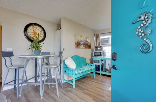 Historic Kailua Village Apartment | Sunny Central Condo: Lanai & Community Pool Access