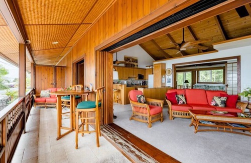 Kahaluu Bay Villa | Surfside Suite at Seaspray Ocean View