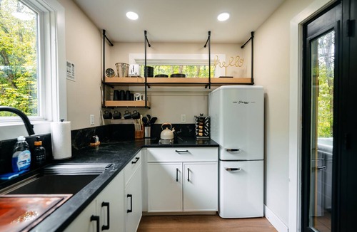 Creola Apartment | The Juice Box | Hocking Hills, Container Cabin