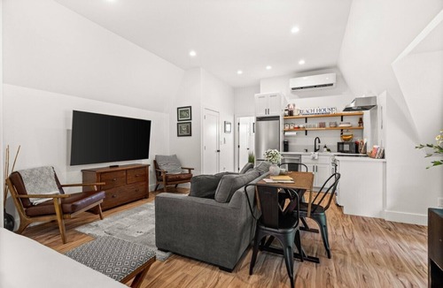 West Hills House | The Loft - Garden Retreat at Black Pearl on Dyes Inlet