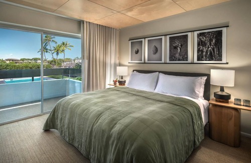 Historic Kailua Village Hotel | Tranquil Beach Escape w/Onsite Yoga, Pool & Bike