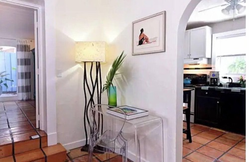 Grandview Heights Apartment | Tropical Relaxation In The Downtown Arts District🏳️‍🌈