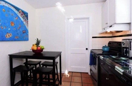 Grandview Heights Apartment | Tropical Relaxation In The Downtown Arts District🏳️‍🌈
