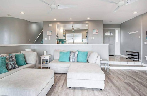 Kaneohe House | Two-Story Ocean-View Kaneohe Home with Big Deck