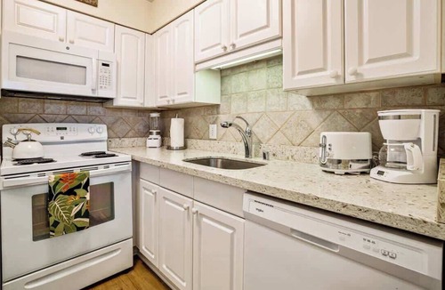 Kahana House | Updated oceanview Hawaiiana style 1 bedroom resort condo, AC, walkable area