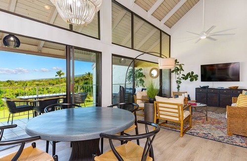 Keauhou House | Upscale comfort at Punahele B304, looking at the Pacific ocean beyond the Kona Golf Course