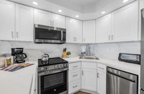 Kahana Apartment | Valley Isle Villas Oceanfront 3 BR Sleeps 9 Complimentary Car with 6 Nights VIR ML-3672 by KBM