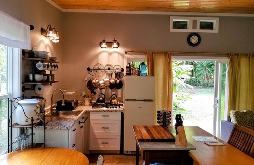 Kukuihaele Cottage | Waipio Gardens Cottage with Waterfall and Beach Access