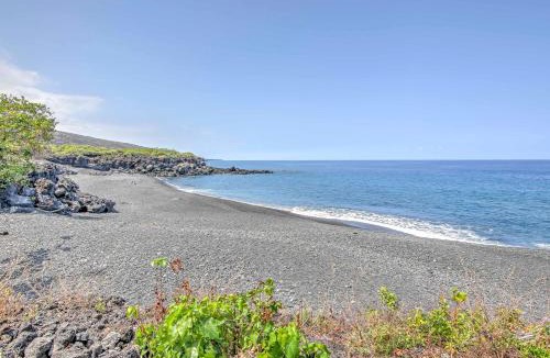 Kona Paradise House | Walk to Beach! Big Island Bungalow w/Ocean View