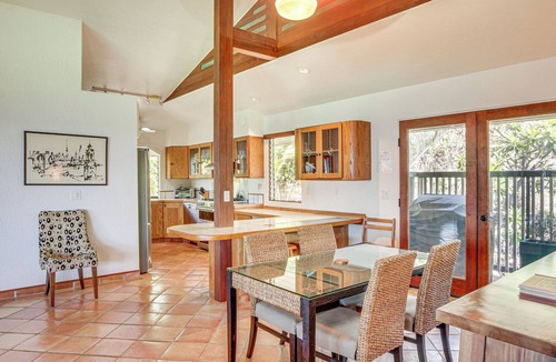 Kona Paradise House | Walk to Beach! Big Island Bungalow w/Ocean View