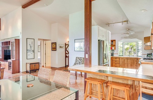 Kona Paradise House | Walk to Beach! Big Island Bungalow w/Ocean View