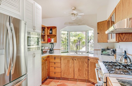 Kona Paradise House | Walk to Beach! Big Island Bungalow w/Ocean View