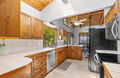 Kahaluu Bay House | Walk to Beach! HUGE 5 bedroom, 5 bath with Pool!