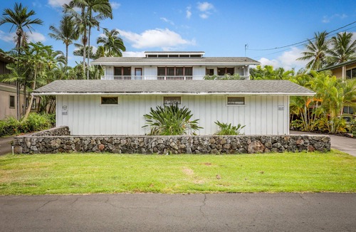 Kahaluu Bay House | Walk to Beach! HUGE 5 bedroom, 5 bath with Pool!