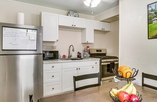 Hilo Condo | Walk to Dining & Local Markets! Hilo Getaway