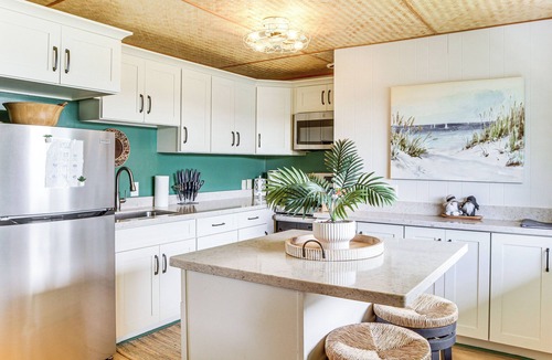 Hilo Condo | Walk to Dtwn Hilo! Tropical Getaway w/Pool Access