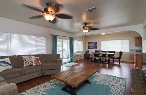 Hauula House | Walk to Ocean from house- close to BYU-H & Polynesian Cultural Cntr 3 bed 2 bath