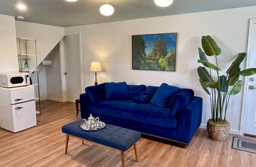 Cal Young House | Walk to Stadium, shops. Free parking. Fast wifi. With kitchenette
