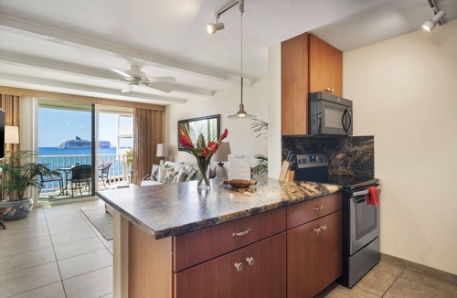 Historic Kailua Village Condo | 🌊 Wonderful Oceanfront Condo Newly Renovated! 🌅 - Hale Kona Kai 206