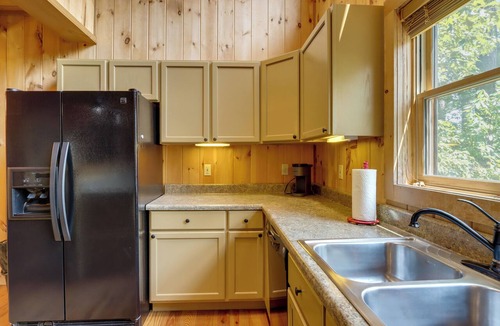 Blue Ridge Cabin | Woolly Bugger Cabin: Hot Tub & Fishing Pond