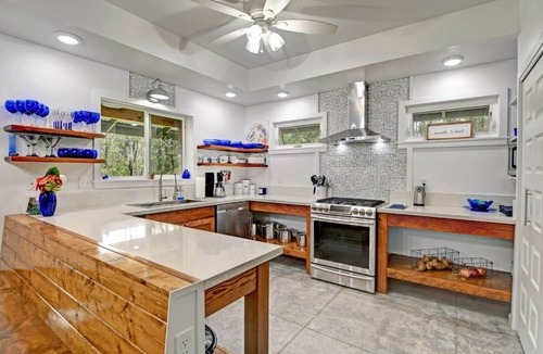 Royal Hawaiian Estates Bed & Breakfast | Your Cozy Aloha Room