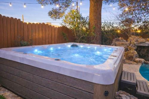 1-Acre Las Vegas Getaway: Pool, Spa & Tennis Court in Las Vegas