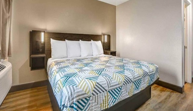 1 Full Bed|ADA/RI Shower/Deluxe in San Bernardino