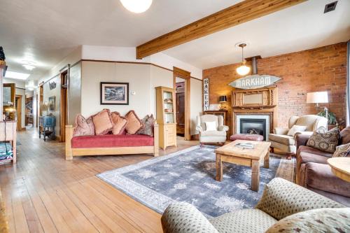 1 Mi to UW: Historic Laramie Apt in Laramie
