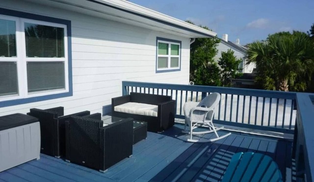 2 Bd apt walking distance to Beach & Ocean Center in Daytona Beach