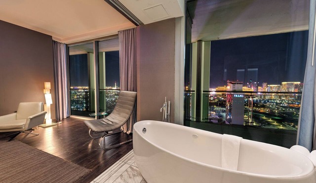 2 Bedrooms- Stunning Strip View- Pool Table- Retro Arcade-3 King Beds-38th Floor in Las Vegas